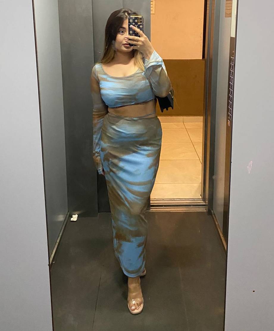 Zeytinburnu Escort Bayan Özge İle Tutkunun Peşinde Gidin